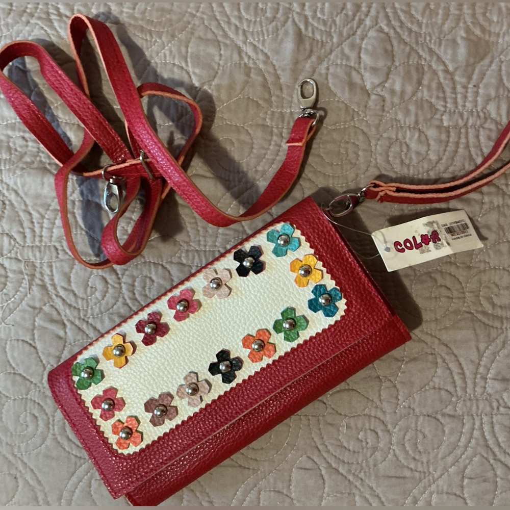 New Red Floral Accent Crossbody Wallet Wristlet Bag w Detachable Shoulder Strap